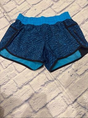 Lululemon Tracker Shorts Blue Samba Snake Size 8